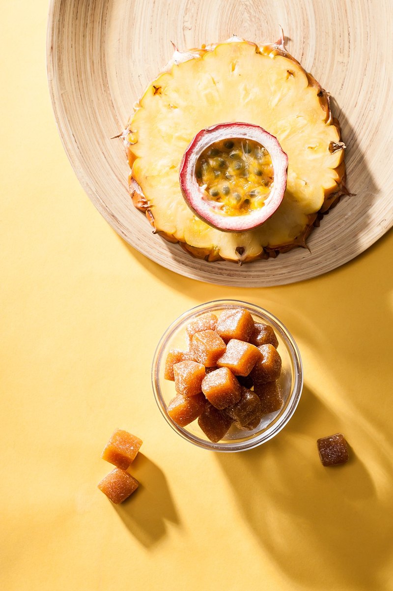 人工挖取及去籽，再以鳳梨為基底一起熬煮，就能襯托出百香果的奇妙滋味。或許嚐上一口，宛如在舌尖上舞動森巴，體驗百種香味的魔幻食刻。