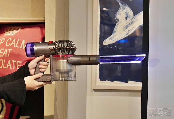 Dyson 推出小改款無線吸塵器 V8 Slim Fluffy+，吸力不減、吸頭升級、售價 16,900 元