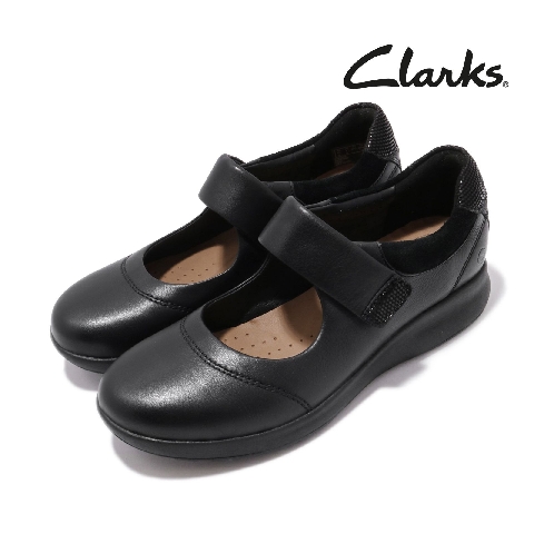 品牌: CLARKS型號: CLF40133SC19品名: Un Adorn Strap配色: BLACK BLACK特點: 真皮 皮革 UN輕量科技 皮鞋 上學 柔軟 黑版型: 版型偏大, 建議小半