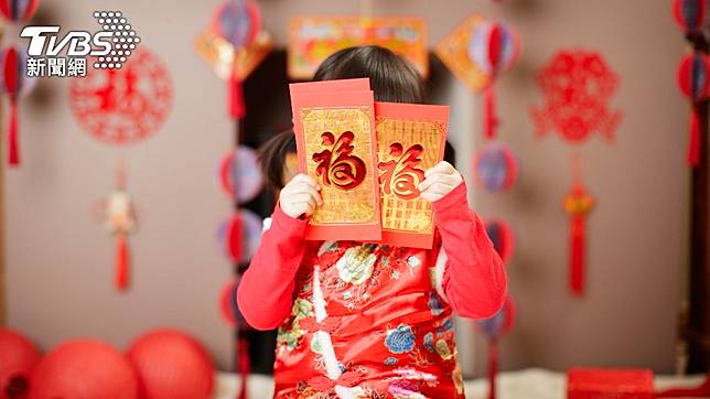 許多民眾在除夕夜都有「守歲」的習俗。（示意圖／shutterstock達志影像）