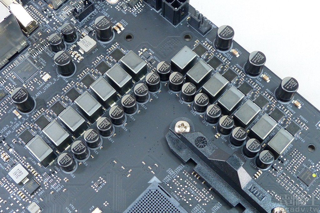 ▲ ASRock X570 Taichi 主機板處理器核心供電轉換，由 Renesas ISL69147 輸出 6 相 PWM 訊號于 6 個 ISL6617A 倍相器，再擴展成 12 相規模，單相由 1 個最高支援 50A 電流的 Vishay SiC634 負責。