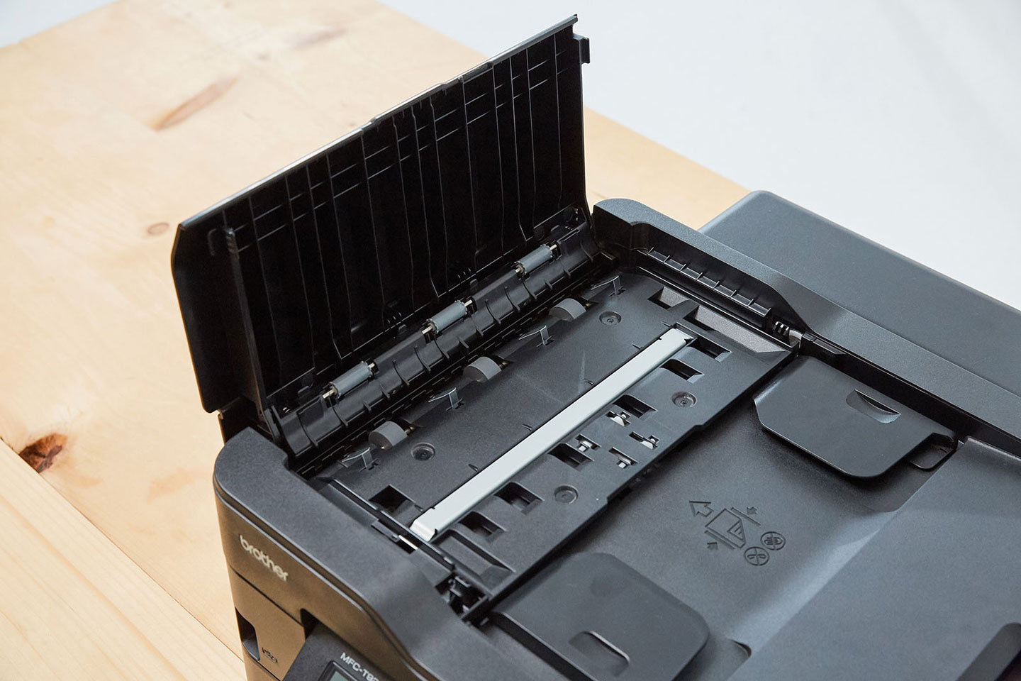 ADF 自動送稿器的外蓋也可打開，若有發生卡紙狀況，可透過這裡來排除。