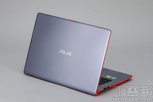 Asus VivoBook S14 S430UN－ 14吋窄邊框加撞色的搶眼設計