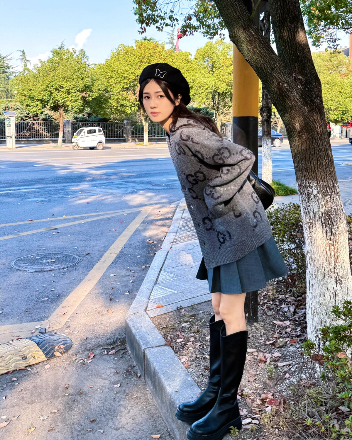 《以愛為營》白鹿戲外7大超減齡穿搭！秋冬亮色系針織衫是關鍵，泡泡袖元素修飾頭身比