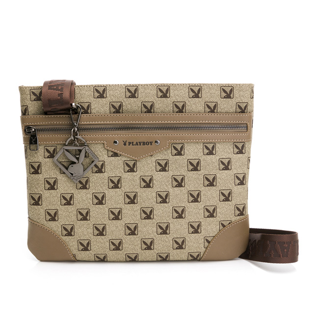 經典卡其色系方格兔搭配本季流行色－菸草棕，展現沉穩大氣的格調；新款鑽石超人兔吊飾，畫龍點睛；熱門暢銷的款式配置，實搭有型；豐富多元的隔層規劃，便捷俐落；由裡到外，滿足各式客群的需求。1.前置拉鍊/磁扣