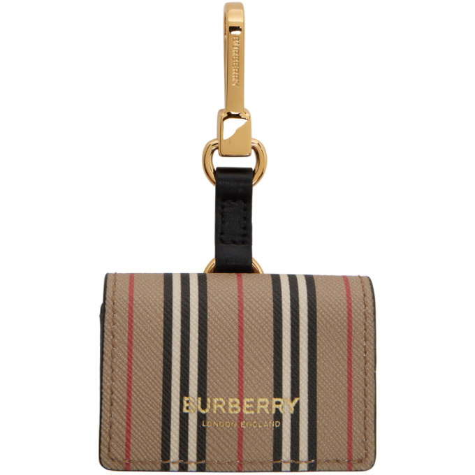 标志性多色条纹耳机保护套，采用涂层帆布面料。顶部徽标雕花钩扣开合，正面金色徽标压花。按扣折叠盖开合，底部充电口。金色五金。尺寸约为：长 7cm x 高 5.5cm x 宽 2.5cm。供应商配色：Ar