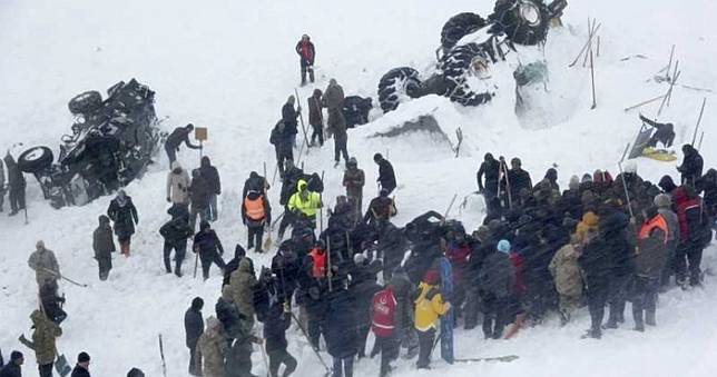 土耳其連續2次雪崩！搜救隊「救人路上」被活埋　至少38死75傷