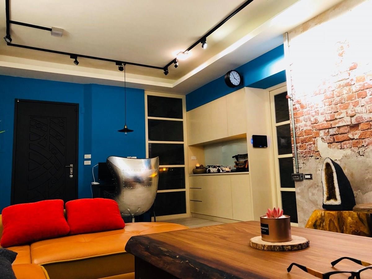 靠近玄關的工作區，透過土耳其藍的色彩，成功改變室內氛圍。