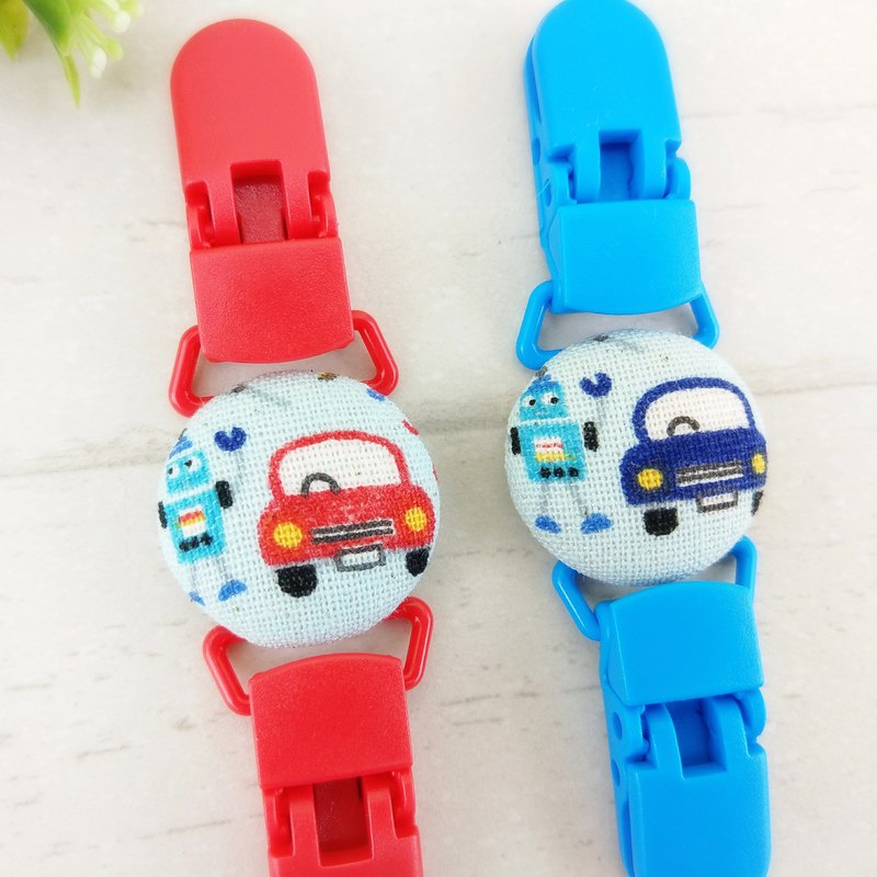 ❤可愛的雙頭萬用夾，可以夾手帕、夾玩具、夾帽子、夾平安符、夾奶嘴；使用推車或背巾時還可以夾防風小被子，用途多多超實用！