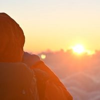 貓咪裝人富士山登山陪跑