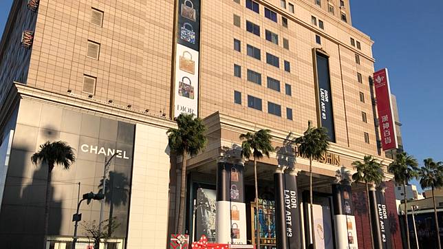 年假就是要逛百貨啊 高雄漢神改裝打造 超狂水晶燈柱 還有balenciaga Dior這些大牌在南部都是獨家非逛不可 Vogue Line Today