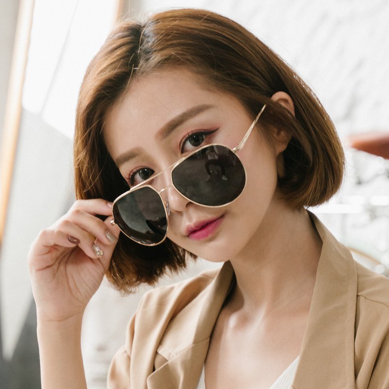 以經典的飛行員鏡框造型作為設計主軸，搭配金色復古線條設計，鏡片使用黑色與棕色兩種造型，配戴起來活潑有型。 偏光抗UV400有效降低強光，時尚又吸睛，附贈精美普魯士藍皮格紋手工禮盒、眼鏡收納袋、拭淨布，