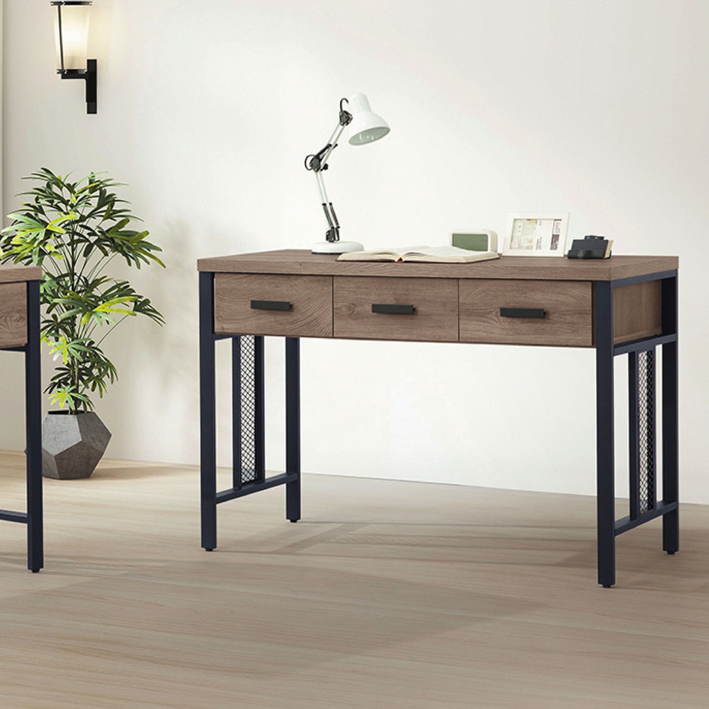 【商品特色】現代設計感深受大眾族群喜愛 【商品規格】寬 120x深60x高81cm材質: 正面 桌面 側板木芯浮雕 雙面耐磨 抽屜鋼珠滑軌 是否需要組裝:否#組合書櫃 #書房櫃 #層架 #活動櫃 #整