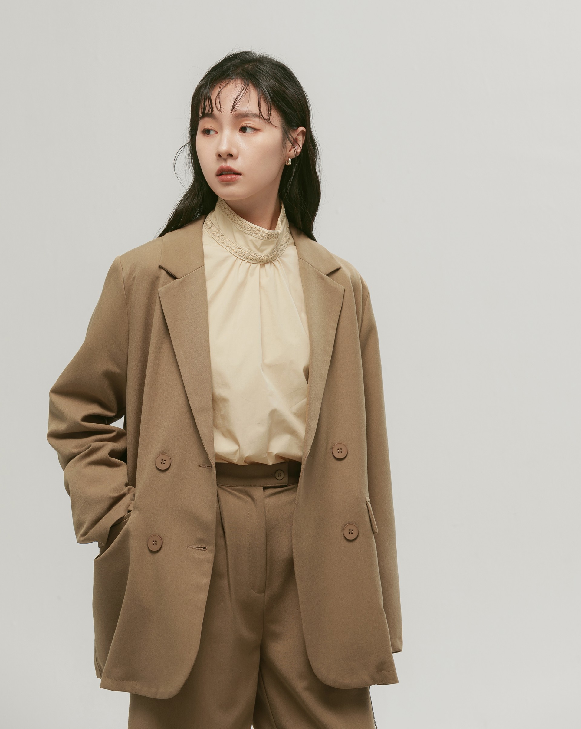 中等厚度面料/兩側真口袋/無內裡/有墊肩/後開西裝叉