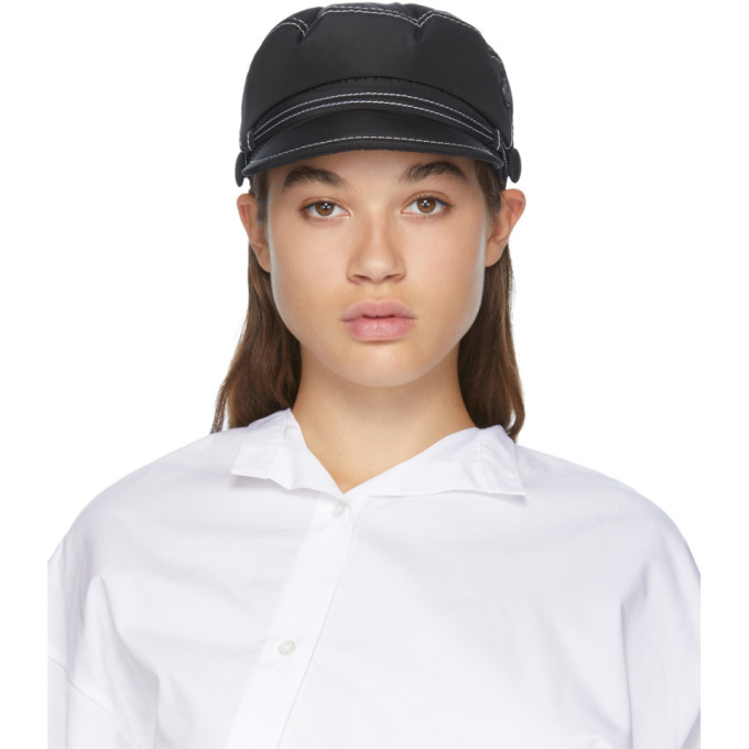 黑色棒球帽，采用机能缎面面料，饰有白色缉面线。弧形帽檐。帽檐长约 5cm。供应商配色：Black