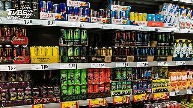 許多人都有喝能量飲料提神的經驗。(示意圖／TVBS)