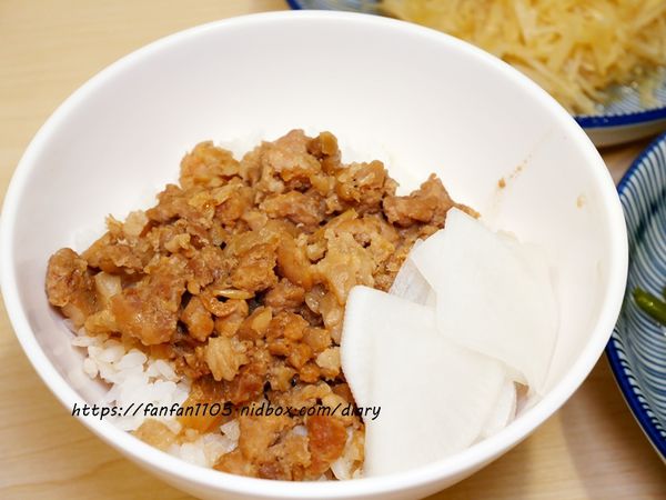 【汐止美食】鄉下人-豬血湯肉燥麵 #古早味 #豬血湯 #燙青菜 #香辣麵 路邊攤價格，冷氣開放文青風店面 (17).JPG