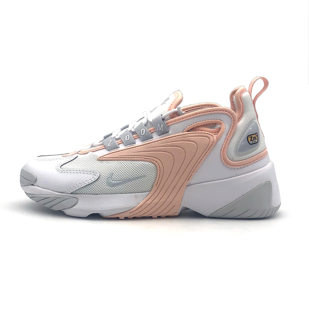 Nike Zoom 2K 女休閒鞋-AO0354108-白粉Nike Zoom 2K 女子運動鞋設計靈感源自本世紀初早期跑步鞋版型，重塑黃金年代的跑步運動鞋。後跟貼片再現其誕生之時的外觀，包覆外底的橡