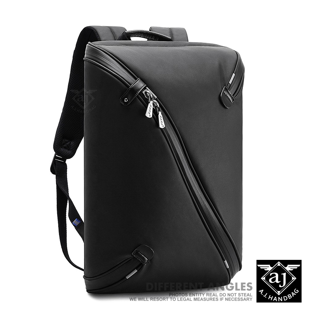 背帶雙側也有隱形小卡夾，可放鑰匙串或小物品。 包身特採用防潑水尼龍面料及防水寬版拉鍊，材質輕巧，功能性佳。 背帶及背部採用透氣沖孔加厚軟墊減負設計，降低背負壓力。 ------------------