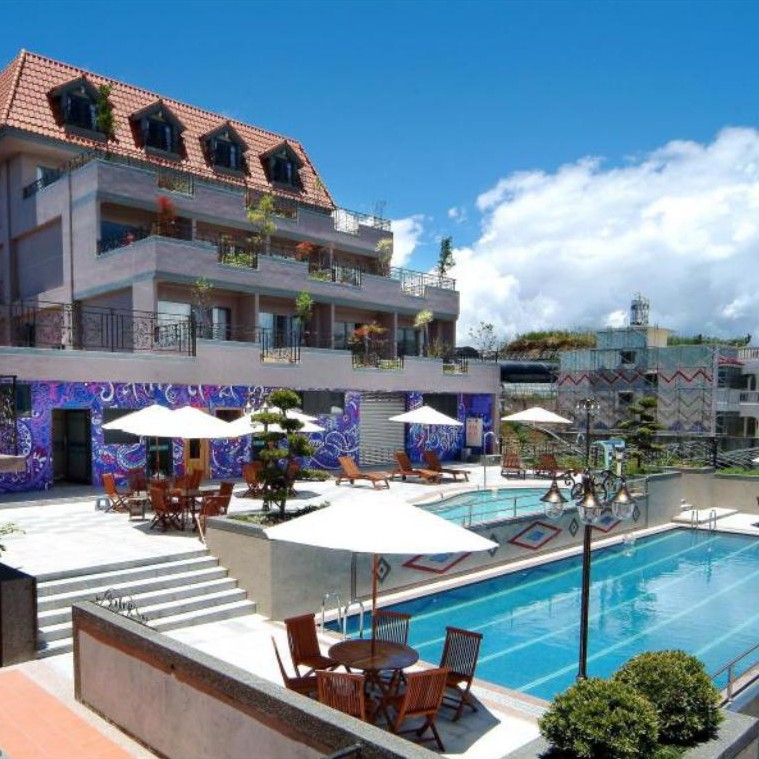 憑券可於平日免費入住:溫馨雙人房住宿乙晚 含活力營養早餐 2 客免費使用海拔最高的游泳池 平日:星期日 ~ 星期五 免費使用假日:星期六及連續假日(依山莊公佈為準)，加收1800元(1590+1800