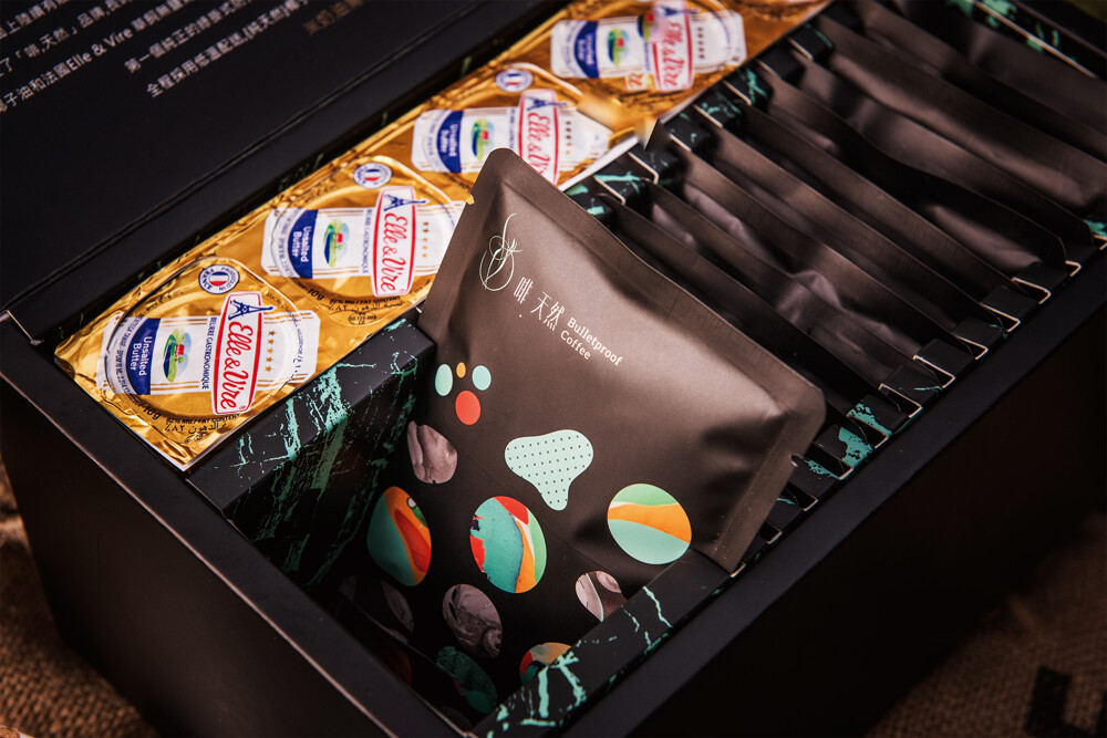 防彈咖啡製作太麻煩?! 防彈咖啡隨身包外出攜帶超方便 省時省力省空間讓你旅遊期間依舊防彈不間斷 採用100%阿拉比卡咖啡豆菲律賓冷壓初榨椰子油 絕不添加香精及防腐劑 啡天然濾掛式防彈咖啡通過歐盟有機認