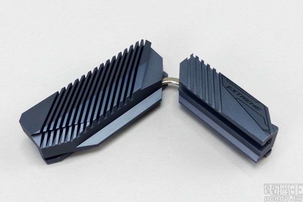 Asus 替處理器主要供電區安排大型散熱片，並內建 1 條熱導管負責導熱，Core i9-9900K 搭配 Cooler Master X3 散熱器，使用 AIDA64 FPU 燒機 10 分鐘的表面溫度為 51.4℃ 