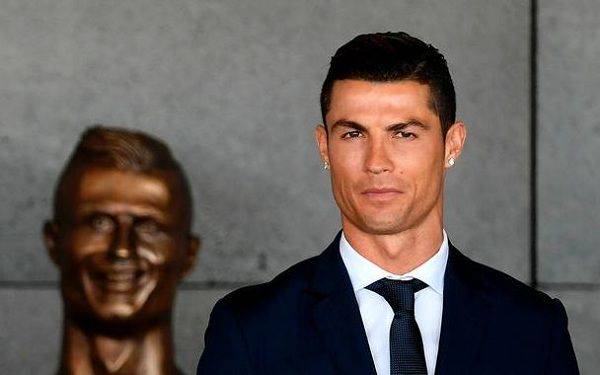  Patung Cristiano Ronaldo di Bandara Telah Diganti Sabung Ayam Online Akhirnya! Patung Cristiano Ronaldo di Bandara Telah Diganti