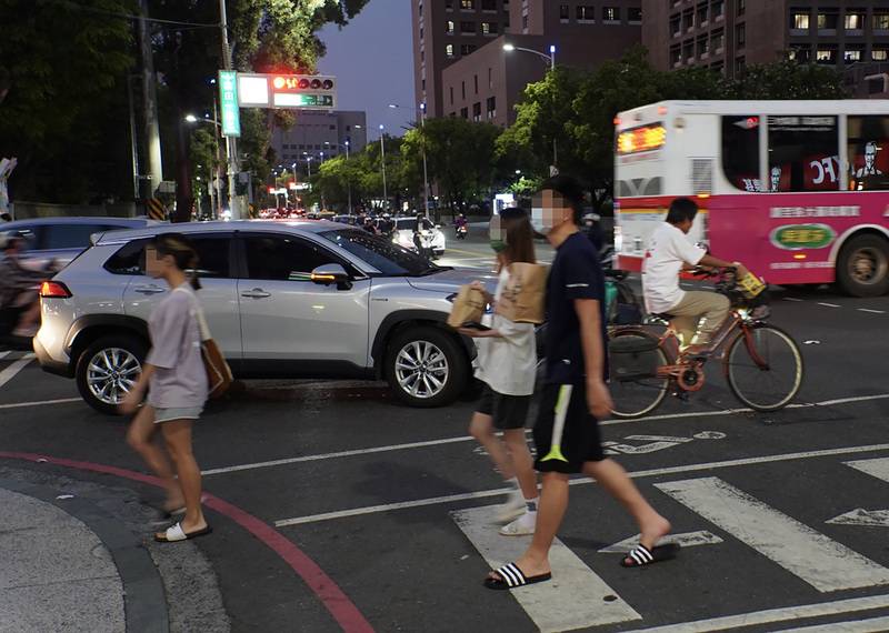 道交條例三讀 汽機車不禮讓行人罰鍰提高（1）圖 中央通訊社 Line Today 0201