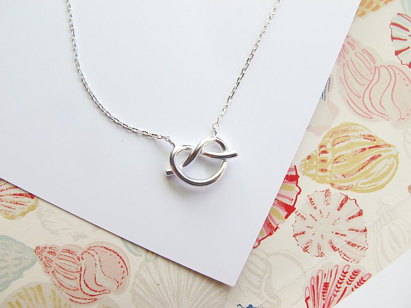 銀飾 : 長12mm  寬15mm  厚3.5mm 16吋銀鍊