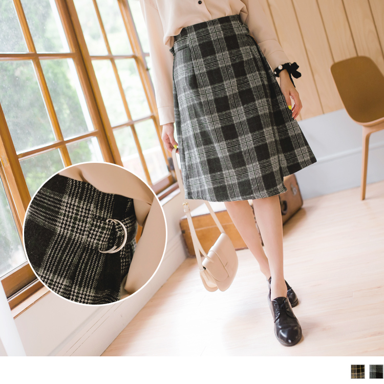 採用溫暖磨毛格紋面料，給予肌膚保暖舒適的好感穿著。 後腰鬆緊搭配側腰帶設計，讓穿脫輕鬆兼具造型感； A字裙下襬獨特的剪裁，修飾身形拉長視覺比例。 此款2色中長裙，適合旅遊打卡穿搭、年輕族群甜美風穿搭、