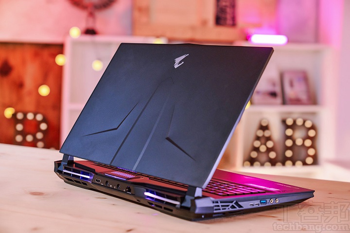 AORUS 全系列滿足電競玩家，機械軸筆電 AORUS 15 動手玩