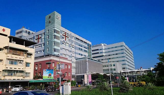 嘉義基督教醫院集結外科團隊，歷經11多個小時馬拉松手術，晚間已將余女拇指、中指、無名指接回。記者卜敏正／攝影