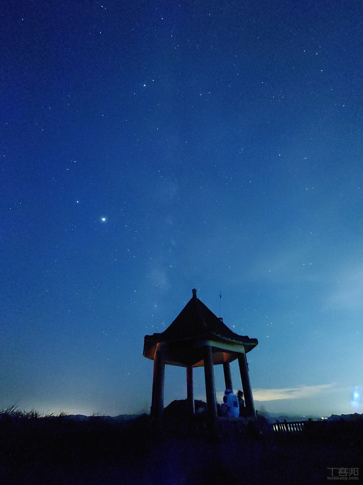 Sony Xperia 1 II，16mm、15s、f/2.2、ISO 1600