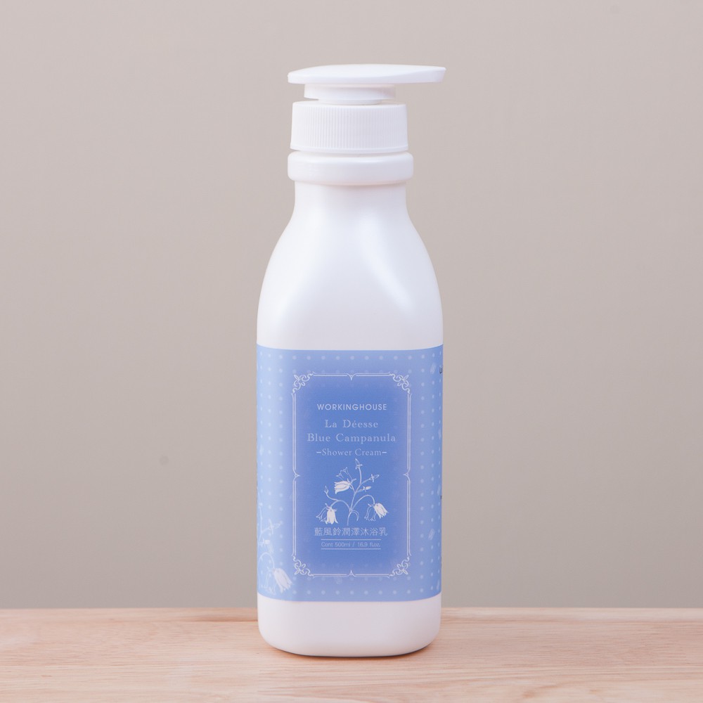 【產品特色】• 藍風鈴的清香• 特別添加蠟菊(永久花)• 溫和清潔、深層滋養【商品規格】內容物：沐浴乳*1瓶尺寸：長6.5 x 寬6.5 x 高21 公分 材質說明/成份：Water、Glycerin