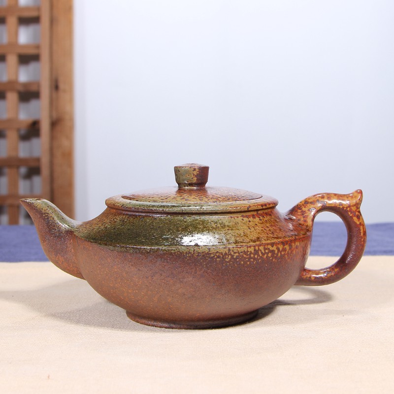 原礦紫泥窯變壺碗燈壺 關于丁窯師關于柴窯關于柴燒關于傳統關于茶湯口感關于人壺共修等等已經說了太多這回不說了 請大家看這批專供品三個直觀賣點1全手制壺脈脈溫情如此精湛全手非窯變壺市價2000以上2柴窯燒