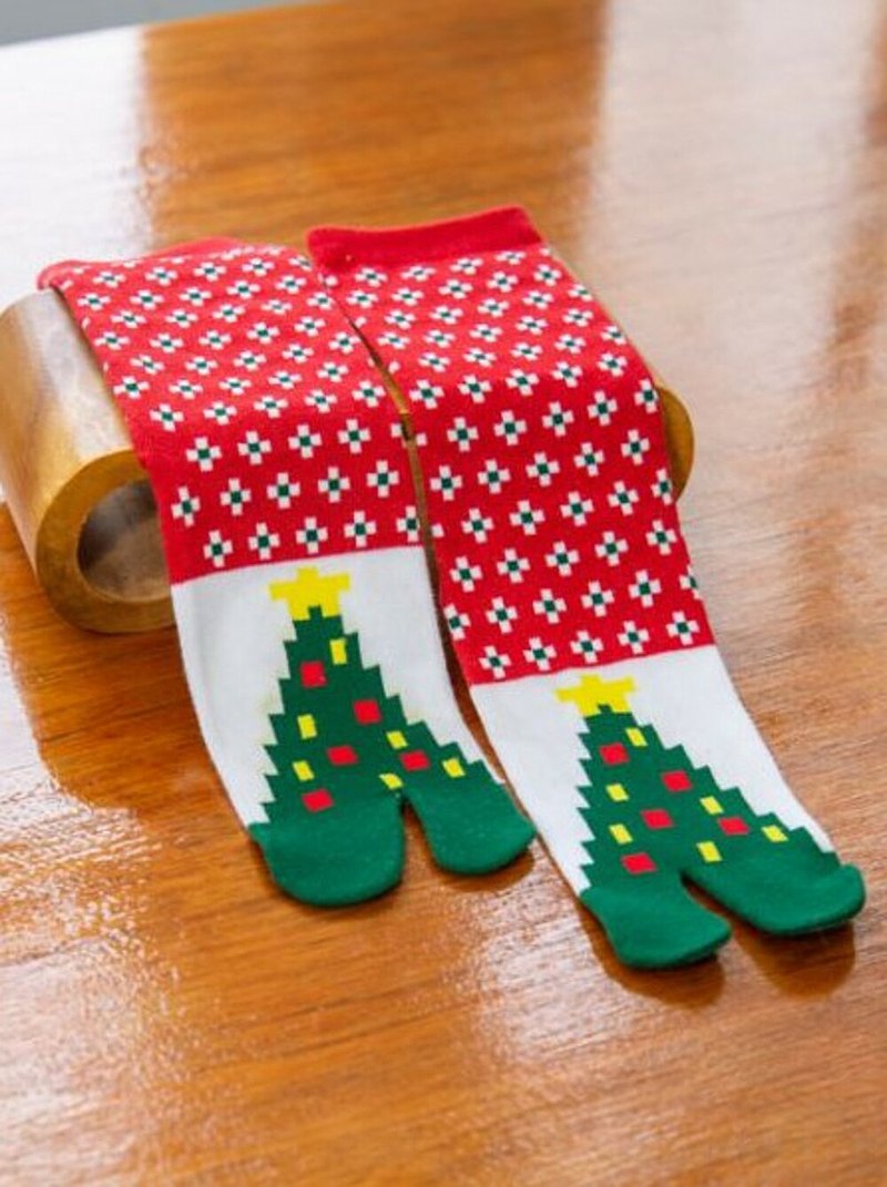 一年一度的聖誕節又快到囉!可愛的聖誕樹兩趾襪，不管是當交換禮物或是自用都非常適合唷!!