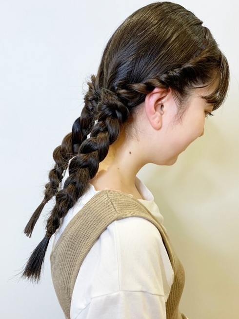 梅雨の湿気や広がり対策 簡単三つ編みヘアアレンジ ロング編