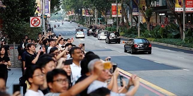 Warga Singapura sambut Kim Jong-un.