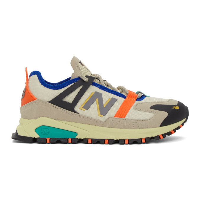 多色拼色低帮运动鞋，采用网眼、绒面革和防撕面料。圆头，灰色系带，浸胶徽标贴饰鞋舌，软垫鞋领。两侧灰色和黄色浸胶徽标贴饰，后跟徽标压花浸胶提环。标志性 Abzorb™ 泡沫橡胶中底，黑色和绿色纹理橡胶外