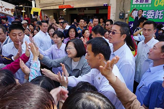 小英台中拜廟拚連任 菜市場握手改擊掌