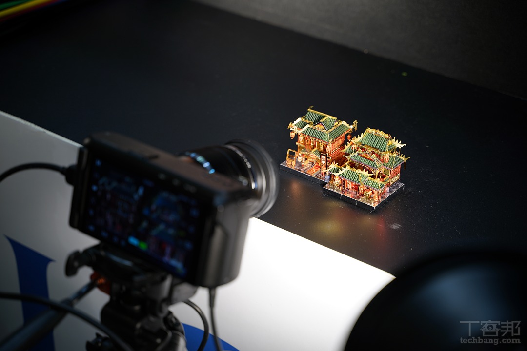 現場透過拍攝模型建築以及夏普自家 8K 顯示器來展示 8K 解析度的優勢所在。