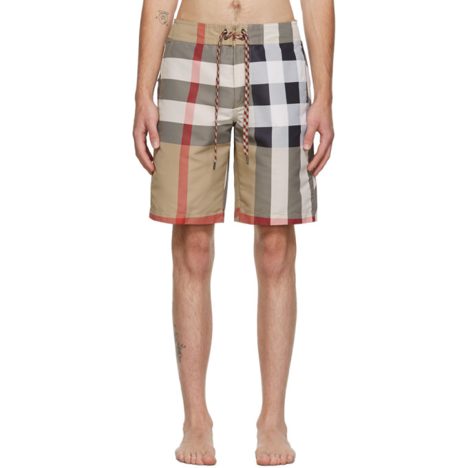 驼色泳裤，采用机能府绸面料，饰有标志性格纹图案。中腰剪裁，三袋款式，抽绳弹性裤腰附有网眼袋。网眼部分衬里。枪色五金。供应商配色：Archive beige check