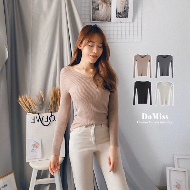 直接看影片彈性超好✔️選用舒適的兔絨包芯紗.秋冬內搭都是靠這件啦!材質柔軟親膚，V領修身超級顯瘦領口細節有點小設計哦 很好看#台灣現貨不用等--【材質】針織【尺吋】胸圍78 肩寬34 衣長56cm （