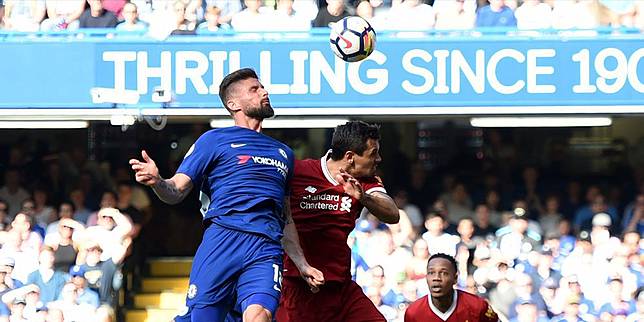 Olivier Giroud memenangkan duel melawan Dejan Lovren (c) Premier League Twitter