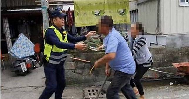女兒酒後扯髮推嫂子、狂毆老母　父持鐵條返家護妻