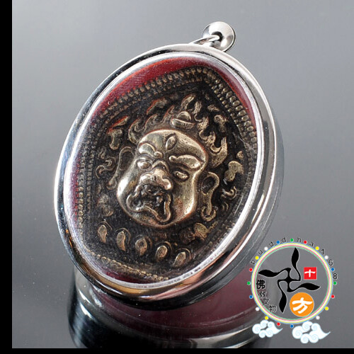 有七十二或七十五種身形，乃眾護法神之首。 呈現忿怒相乃降服自身心魔，象徵無畏、無躊躇。自然而一貫地為眾生之解脫與利益而工作，無異是慈心、悲心之顯現。以怖畏之姿站立在火焰中，象徵著無敵不摧的涵義。其形像