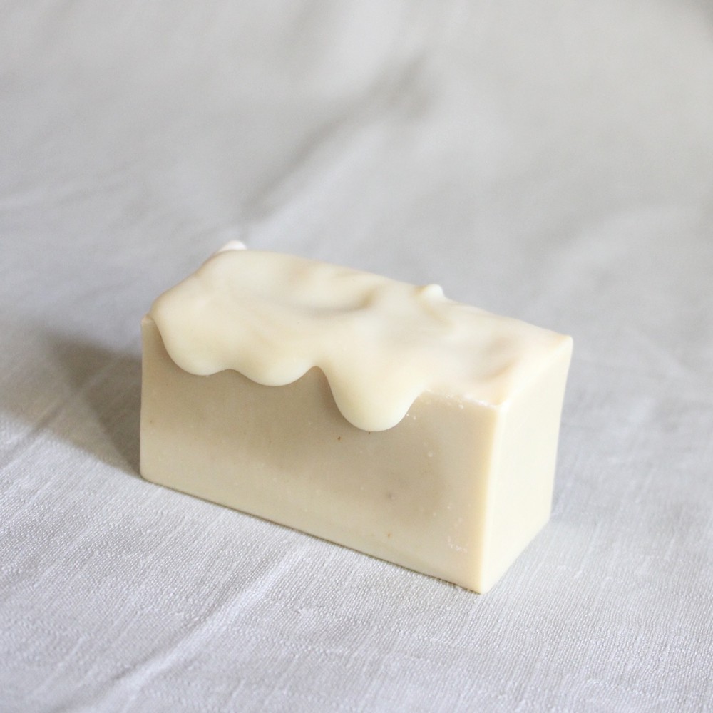 【保存期限】2年【貨源】原廠（公司貨）**Product introduction -- Wormwood Hand-made Soap**Life is not an easy one, by th