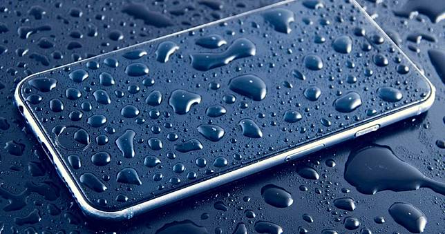 超神奇！手機掉進日月潭「潛水」找回　一看大驚：還在待機