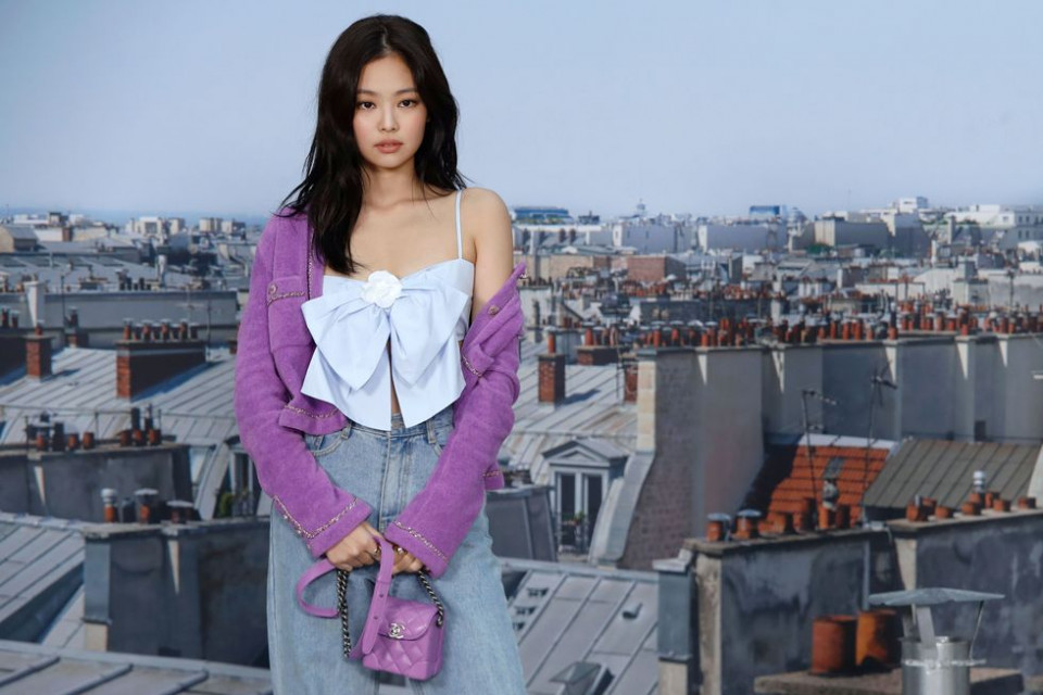 盤點那些年被 Jennie 成功帶貨的小香包爆款！往右滑看更多圖集！