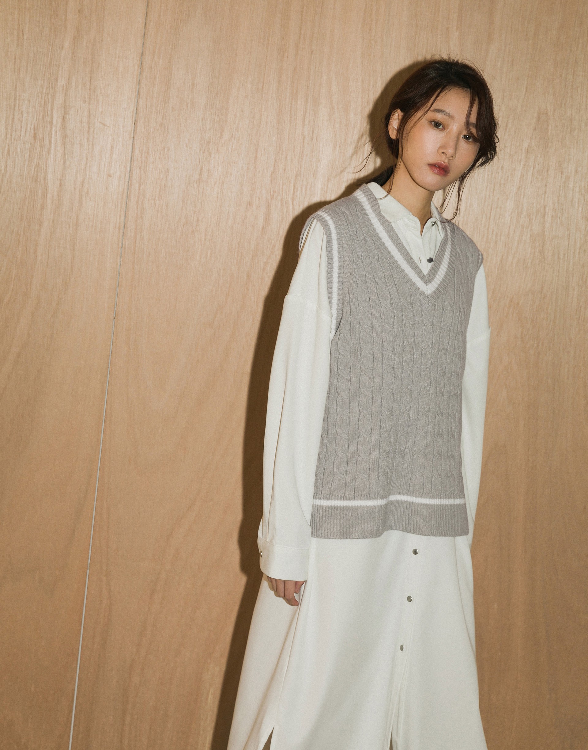 彈性：適中 保暖針織、袖口領口下擺撞色設計、V領